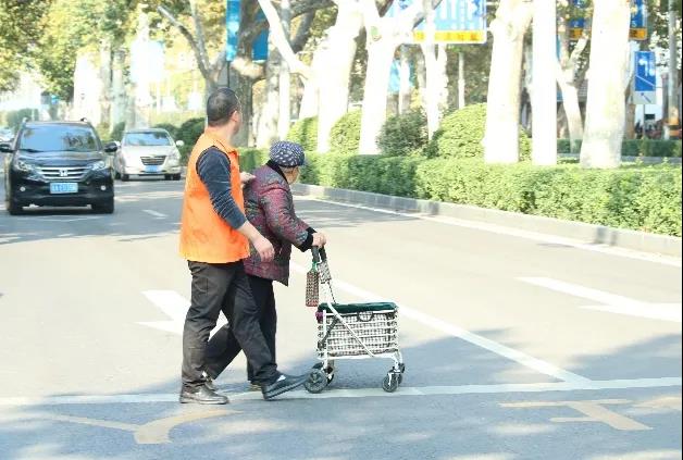 重陽公益行 助老見溫情丨城投服務中心開展公益志愿者服務活動